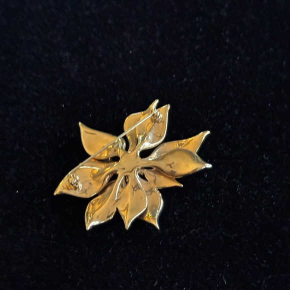 Poinsettia Brooch - Picture 4 of 5